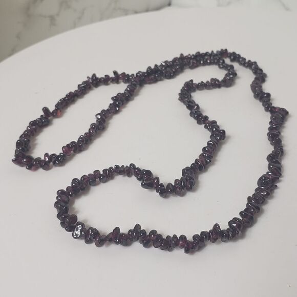 VINTAGE Tumbled Almandine Garnet Chips Beaded Necklace - Picture 4 of 6